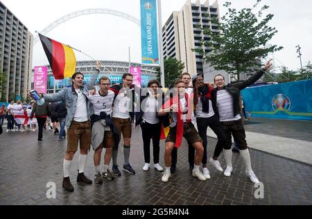 Les fans arrivent pour assister au match de l'UEFA Euro 2020 de 16 entre l'Angleterre et l'Allemagne dans la zone des supporters de 4TheFans, à l'extérieur du stade Wembley. Date de la photo: Mardi 29 juin 2021. Banque D'Images