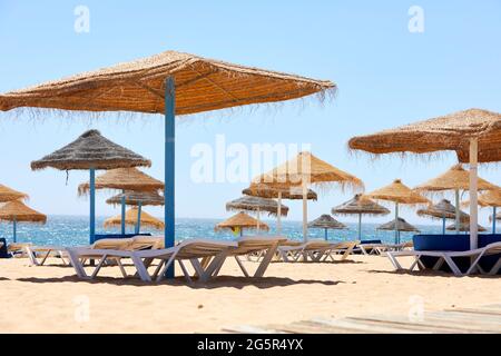 Quarteira, Portugal. 29 juin 2021. Vue sur la plage vide au milieu de la pandémie de Corona. L'Institut Robert Koch a classé le pays comme une zone de variante de virus - et donc quelques touristes allemands commencent à la hâte leur voyage de retour. Ceux qui reviennent du Portugal en Allemagne doivent passer 14 jours en quarantaine et ne peuvent pas être autorisés. Credit: Vasco Célio/dpa/Alay Live News Banque D'Images