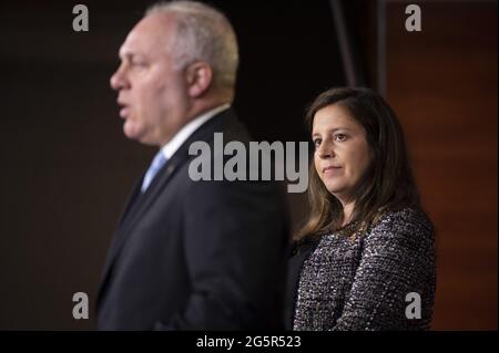 Washington, États-Unis. 29 juin 2021. Le whip de la Chambre minoritaire Steve Scalise, R-LA, parle en tant que Représentante Elise Stefanik, R-NY, écoute lors d'une conférence de presse sur le virus COVID-19, au Capitole des États-Unis à Washington, DC., le mardi 29 juin 2021. Photo de Bonnie Cash/UPI Credit: UPI/Alay Live News Banque D'Images