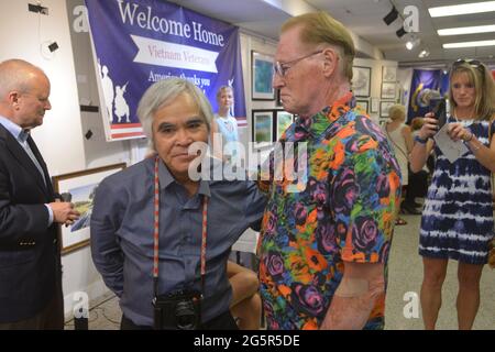 26 juin 2021, Falmouth, Massachusetts, États-Unis : Nick UT, Le photojournaliste du prix Pulitzer réconforte Barry Funfar, alors qu'il devient émotif alors que les vétérans du Vietnam se rencontrent pour soutenir le nouveau projet américain Documentaries, ''chaque fois que le vent souffle'', entretiens avec un éventail de militaires et de civils qui ont vécu la guerre du Vietnam, y compris des soldats, des infirmières, des photojournalistes, des K9S et des maîtres-chiens, Enfants sud-vietnamiens et plus. L'organisation croit à l'humanisation de la guerre, donc nous négocions plus et combattons moins en séparant le guerrier de la guerre. Le projet est dirigé par Susan P. Hunter auteur de, ' Banque D'Images