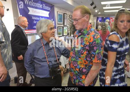 26 juin 2021, Falmouth, Massachusetts, États-Unis : Nick UT, Le prix Pulitzer le photojournaliste réconforte Barry Funfar, alors qu'il devient émotif, les vétérans du Vietnam se rencontrent pour soutenir le nouveau projet américain Documentaries, ''chaque fois que le vent souffle'', des entretiens avec un éventail de militaires et de civils qui ont vécu la guerre du Vietnam, y compris des soldats, des infirmières, des photojournalistes, des K9S et des maîtres-nains, Enfants sud-vietnamiens et plus. L'organisation croit à l'humanisation de la guerre, donc nous négocions plus et combattons moins en séparant le guerrier de la guerre. Le projet est dirigé par Susan P. Hunter auteur de, '' Banque D'Images