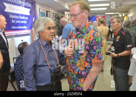 26 juin 2021, Falmouth, Massachusetts, États-Unis : Nick UT, Le photojournaliste du prix Pulitzer réconforte Barry Funfar, alors qu'il devient émotif alors que les vétérans du Vietnam se rencontrent pour soutenir le nouveau projet américain Documentaries, ''chaque fois que le vent souffle'', entretiens avec un éventail de militaires et de civils qui ont vécu la guerre du Vietnam, y compris des soldats, des infirmières, des photojournalistes, des K9S et des maîtres-chiens, Enfants sud-vietnamiens et plus. L'organisation croit à l'humanisation de la guerre, donc nous négocions plus et combattons moins en séparant le guerrier de la guerre. Le projet est dirigé par Susan P. Hunter auteur de, ' Banque D'Images