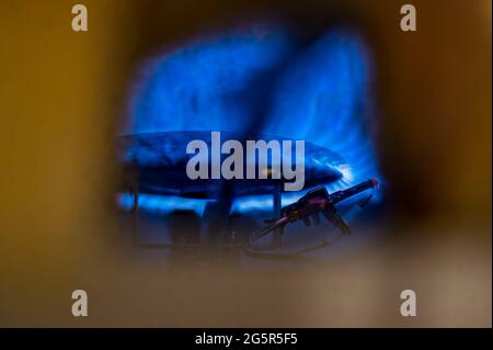 Allumage automatique de la lampe témoin à l'intérieur d'un chauffe-eau avec flammes Banque D'Images