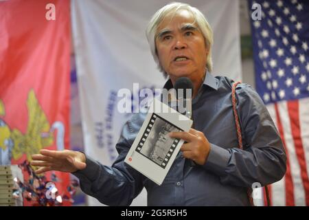 26 juin 2021, Falmouth, Massachusetts, U. S.: Nick UT, photographe lauréat du prix Pulitzer, parle à un rassemblement d'anciens combattants du Vietnam pour soutenir le nouveau projet américain Documentaries, ''chaque fois que le vent souffle'', entretiens avec un éventail de militaires et de civils qui ont vécu la guerre du Vietnam, y compris des soldats, des infirmières, des photojournalistes, K9S et manutentionnaires, enfants sud-vietnamiens et plus. L'organisation croit à l'humanisation de la guerre, donc nous négocions plus et combattons moins en séparant le guerrier de la guerre. Le projet est dirigé par Susan P. Hunter, auteur de ''77 Letters''. Également presen Banque D'Images