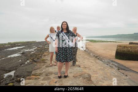 St Andrews, Écosse, Royaume-Uni. Bientôt à l'Université de St Andrews, Katrina Peattie, Sarah Ramage, Audrey Field et Yvonne Smith célèbrent sur la jetée de St Andrews. Le quatrième diplômé dans le cadre du programme écossais d'accès élargi. SWAP East est un partenariat entre les collèges et les universités de l'est de l'Écosse qui vise à promouvoir et à soutenir l'accès à l'enseignement supérieur pour les adultes. Plus de 1900 étudiants se voient attribuer leur diplôme pratiquement cette semaine en raison des restrictions de Covid-19. Photo de Gayle McIntyre Banque D'Images