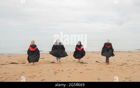 St Andrews, Écosse, Royaume-Uni. Bientôt à l'Université de St Andrews finalise Yvonne Smith, Audrey Field, Sarah Ramage et Katrina Peattie sur les sables est avant leur diplôme le mercredi 30 juin 2021. Le quatrième diplômé dans le cadre du programme écossais d'accès élargi. SWAP East est un partenariat entre les collèges et les universités de l'est de l'Écosse qui vise à promouvoir et à soutenir l'accès à l'enseignement supérieur pour les adultes. Plus de 1900 étudiants se voient attribuer leur diplôme pratiquement cette semaine en raison des restrictions de Covid-19. Photo de Gayle McIntyre Banque D'Images