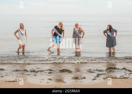 St Andrews, Fife, Royaume-Uni. Bientôt à l'Université de St Andrews, Yvonne Smith, Audrey Field, Katrina Peattie et Sarah Ramage célèbrent avec une paddle en mer du Nord. Le quatrième diplômé dans le cadre du programme écossais d'accès élargi. SWAP East est un partenariat entre les collèges et les universités de l'est de l'Écosse qui vise à promouvoir et à soutenir l'accès à l'enseignement supérieur pour les adultes. Plus de 1900 étudiants se voient attribuer leur diplôme pratiquement cette semaine en raison des restrictions de Covid-19. Photo de Gayle McIntyre Banque D'Images