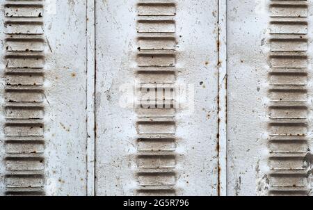 Volets de fenêtre usés, sales et anciens en métal gros plan Banque D'Images