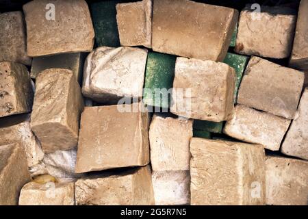 Pile de savons traditionnels à l'huile d'olive. Vue sur la pose au plafond ou à plat. Banque D'Images