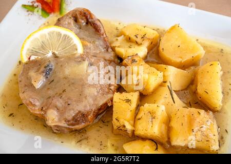 Agneau braisé avec sauce servi avec des pommes de terre au restaurant. Cuisine grecque traditionnelle. Banque D'Images