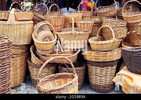 Pile de paniers en osier à vendre sur le marché agricole Banque D'Images