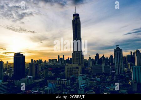 Les nuages et la lumière du soleil dans la matinée envoyé vers le bas pour frapper le bâtiment à Bangkok. La lumière jaune avait l'air belle et détendue avant de commencer la journée. Banque D'Images