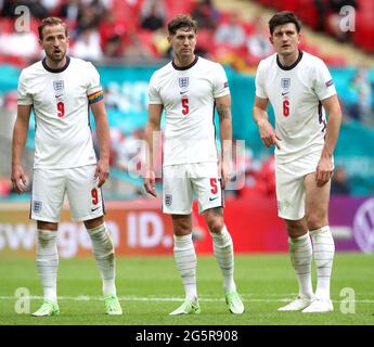 Harry Kane (à gauche), John Stones (au centre) et Harry Maguire pendant le match de l'UEFA Euro 2020 de 16 au stade Wembley, Londres. Date de la photo: Mardi 29 juin 2021. Banque D'Images