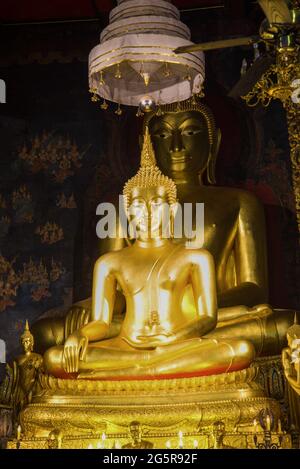 Deux sculptures de Bouddha placées sur l'autel du temple bouddhiste Wat Bowonniwet. Bangkok, Thaïlande Banque D'Images