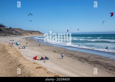 Waddell Beach, situé sur la Highway 1, à l'entrée ouest du parc national Big Basin Redwoods en Californie, est un endroit populaire pour le cerf-volant et la planche à voile. Banque D'Images