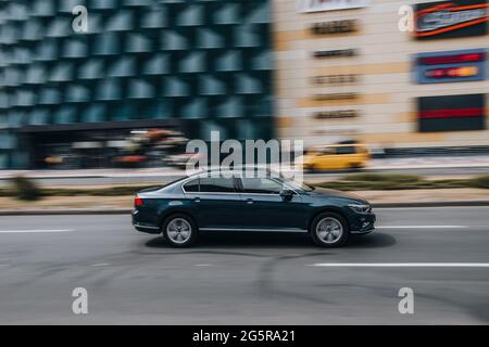 Ukraine, Kiev - 27 juin 2021 : la voiture Volkswagen Passat bleue se déplace dans la rue. Éditorial Banque D'Images