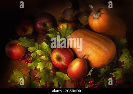 l'automne encore la vie dans un style rustique sur un fond en bois sombre. Banque D'Images