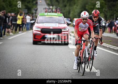 Français Pierre-Luc Perichon de Cofidis et belge Brent Van Moer de Lotto Soudal photographié en action pendant la quatrième étape de la 108e édition de la TH Banque D'Images