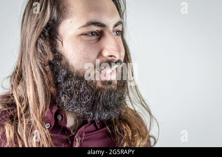 portrait d'un jeune homme d'affaires du moyen-orient avec barbe et cheveux longs Banque D'Images