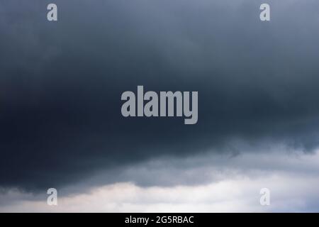 Ciel nuageux et sombre avant la forte pluie Banque D'Images