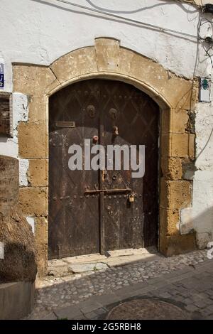 Ancienne porte métallique dans le quartier historique de Kyrenia. Chypre Banque D'Images