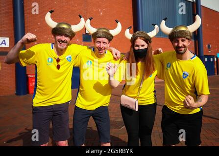 Hampden Park, Glasgow, Royaume-Uni. 29 juin 2021. Championnat européen de football 2020 de l'EUFA, manche de seize, Suède contre Ukraine ; les fans de football de Glasgow montrent leur soutien pour la Suède Credit: Action plus Sports/Alay Live News Banque D'Images