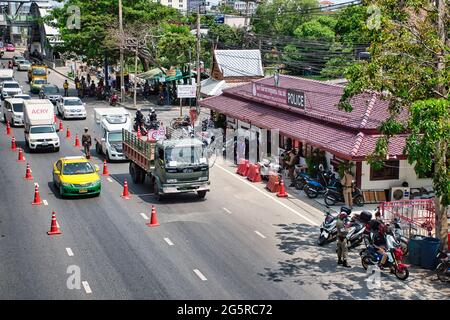 Bangkok, Thaïlande 04.07.2021 policiers contrôlant et gérant le trafic lourd à Bangkok Banque D'Images