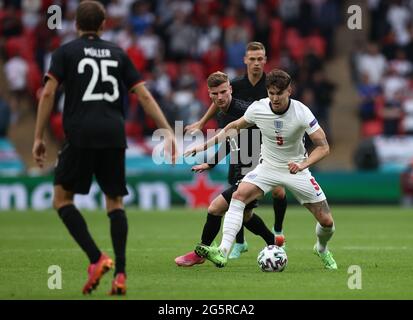 Londres, Royaume-Uni. 29 juin 2021. Football: Championnat d'Europe, Angleterre - Allemagne, finale, ronde de 16 au stade Wembley. L'Angleterre John Stones (r) en action contre l'Allemagne Timo Werner et Joshua Kimmich (2e à partir de la droite). Le Thomas Müller de l'Allemagne est à gauche. Credit: Christian Charisius/dpa/Alay Live News Banque D'Images