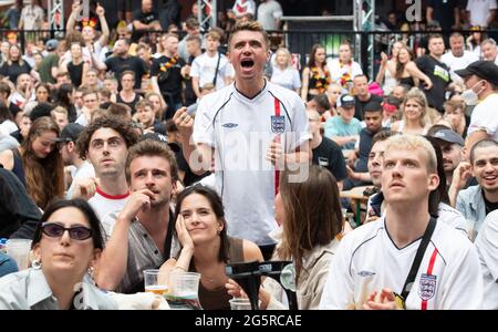 Berlin, Allemagne. 29 juin 2021. Football: Championnat d'Europe, Angleterre - Allemagne, finale, ronde de 16 au stade Wembley. Les visiteurs suivent le jeu au public Viewing dans le Kulturbrauerei. Credit: Paul Zinken/dpa-Zentralbild/dpa/Alay Live News Banque D'Images