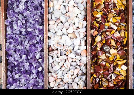 Fragments de roche multicolores en vente dans un magasin de rock Banque D'Images