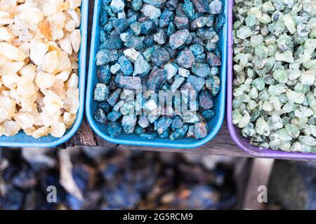 Fragments de roche multicolores en vente dans un magasin de rock Banque D'Images