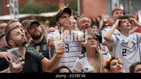 Berlin, Allemagne. 29 juin 2021. Football: Championnat d'Europe, Angleterre - Allemagne, finale, ronde de 16 au stade Wembley. Les visiteurs suivent le jeu au public Viewing dans le Kulturbrauerei. Credit: Paul Zinken/dpa-Zentralbild/dpa/Alay Live News Banque D'Images