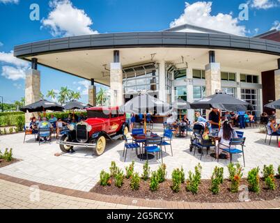 Restaurant et bar Fords garage avec dîner en plein air dans le centre-ville de l'université à Sarasota, Floride, États-Unis Banque D'Images