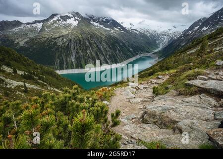 Schlegeis Stausee vue sur le lac depuis le sentier de randonnée de montagne. Zillertal, Autriche, Europe Banque D'Images