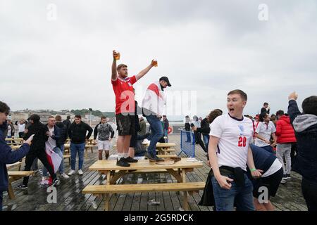 Les fans célèbrent l'Angleterre qui bat l'Allemagne lors du match de l'UEFA Euro 2020 de 16 au parc des fans 4TheFans à Hastings Pier à Hastings. Date de la photo: Mardi 29 juin 2021. Banque D'Images