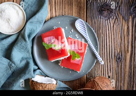 Délicieux gâteaux de gélatine de noix de coco et de pastèque Banque D'Images