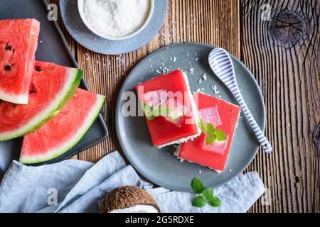 Délicieux gâteaux de gélatine de noix de coco et de pastèque Banque D'Images