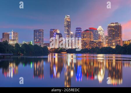 Austin, Texas, États-Unis horizon du centre-ville au-dessus du fleuve Colorado à l'aube. Banque D'Images