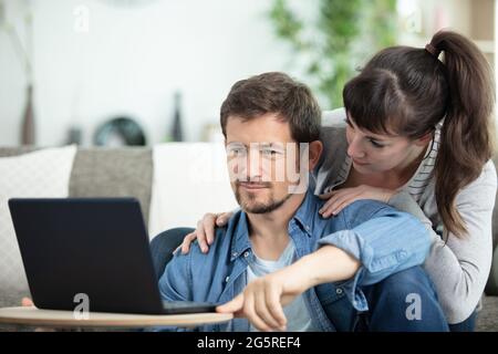 un couple heureux lisant le courrier et vérifiant la comptabilité Banque D'Images