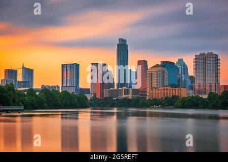 Austin, Texas, États-Unis horizon du centre-ville au-dessus du fleuve Colorado à l'aube. Banque D'Images