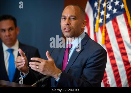 Washington, États-Unis d'Amérique. 29 juin 2021. Le président du caucus démocrate de la Chambre le représentant des États-Unis, Hakeem Jeffries (démocrate de New York), fait des remarques lors d'une conférence de presse à la suite de la réunion du caucus démocrate de la Chambre au Capitole des États-Unis à Washington, DC, le mardi 29 juin 2021. Crédit: Rod Lamkey/CNP/Sipa USA crédit: SIPA USA/Alay Live News Banque D'Images