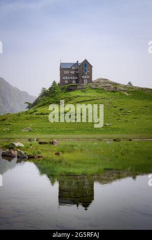 Refuge de montagne Migliorero, dans la vallée de Stura, Piémont, entre le parc maritime des alpes (italie) et le parc du mercantour (france). Le refuge est entouré par p Banque D'Images