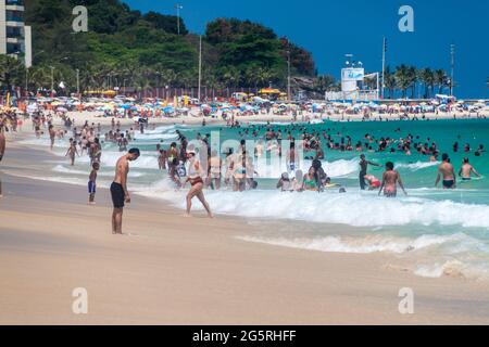 RIO DE JANEIRO, BRÉSIL - 27 JANVIER 2015: Les gens apprécient la célèbre plage Ipanema à Rio de Janeiro. Banque D'Images