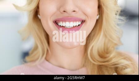 Femme blonde montrant de belles dents blanches, court Banque D'Images