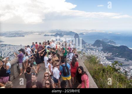 RIO DE JANEIRO, BRÉSIL - 28 JANVIER 2015 : foule de personnes visitant le Christ Rédempteur à Rio de Janeiro, Brésil Banque D'Images