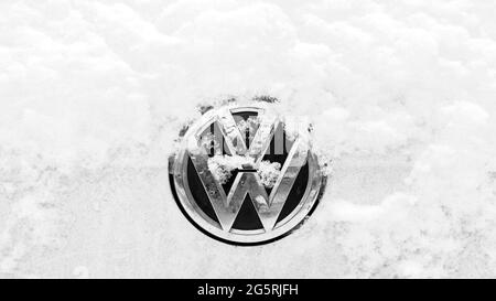 Gros plan d'UN logo VW enneigé sur UNE voiture Banque D'Images