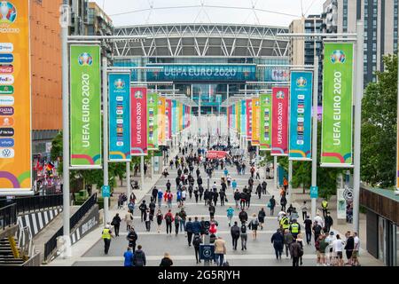 Londres, Royaume-Uni. 29 juin 2021. Les fans commencent à arriver au stade Wembley pour le match Euro 2020 Angleterre contre Allemagne. Crédit : SOPA Images Limited/Alamy Live News Banque D'Images