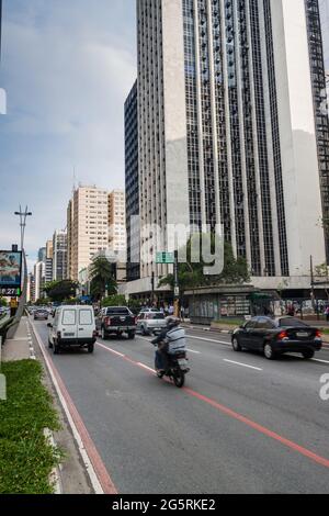 SAO PAULO, BRÉSIL - 2 FÉVRIER 2015 : vue sur les gratte-ciels le long de l'Avenida Paulista à Sao Paulo, Brésil Banque D'Images