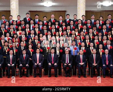 (210629) -- BEIJING, le 29 juin 2021 (Xinhua) -- le président chinois Xi Jinping, également secrétaire général du Comité central du Parti communiste de Chine (PCC) et président de la Commission militaire centrale, et d'autres dirigeants rencontrent des lauréats des titres de membres remarquables du Parti, des travailleurs exemplaires du Parti, Et des organisations communautaires avancées du Parti de partout au pays avant la cérémonie de remise de la Médaille du 1er juillet, la plus haute distinction du Parti, à des membres remarquables du Parti au Grand Hall du peuple de Beijing, capitale de la Chine, le 29 juin 2021. La cérémonie de remise des prix du 1er juillet M. Banque D'Images