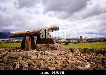 la Hechicera dolmen, une construction mégalithique dans le village de Rioja Elvillar. Espagne Banque D'Images